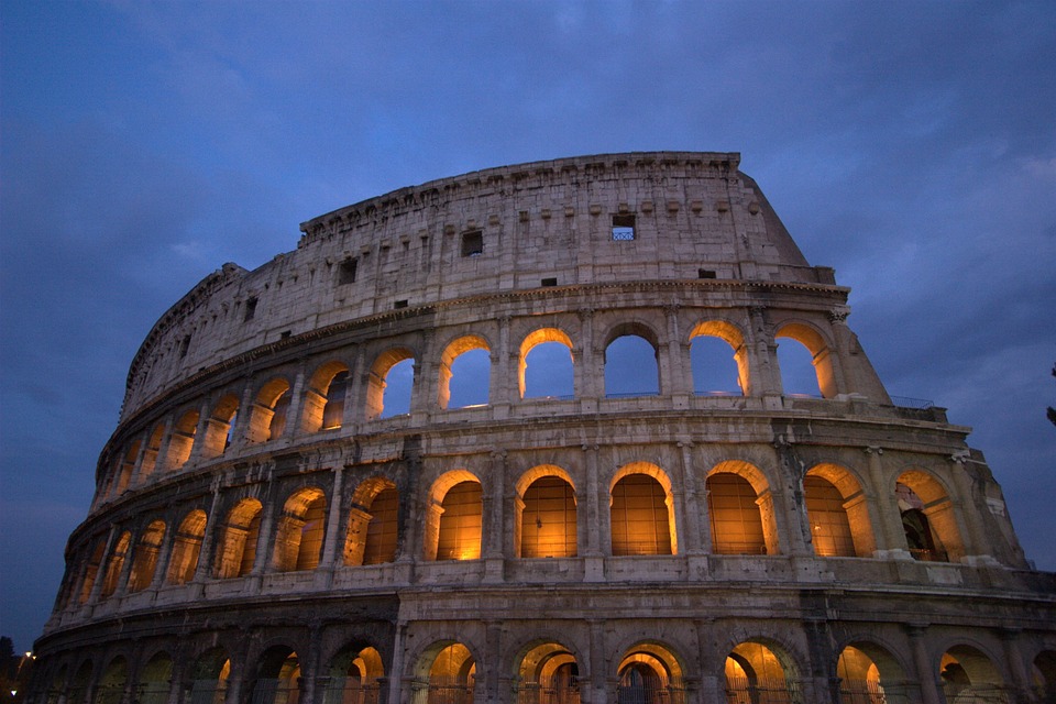 roma colosseo sera.jpg
